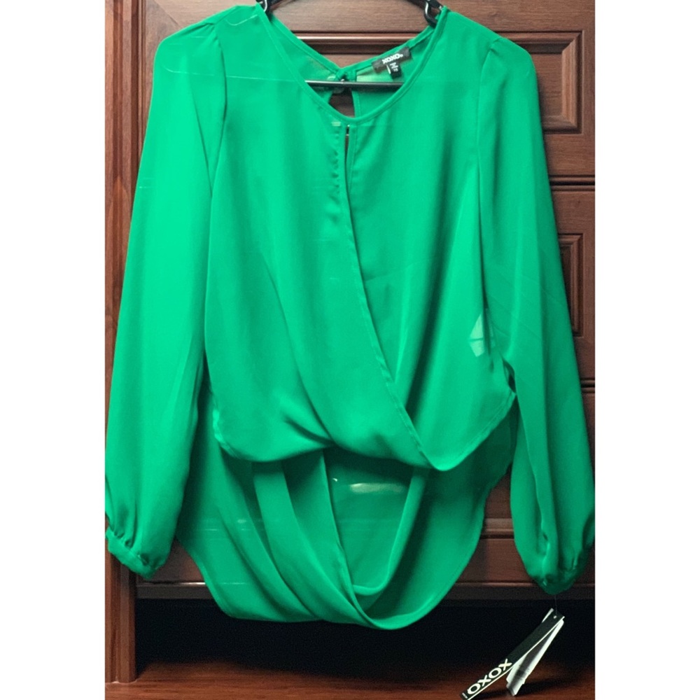 NEW! The perfect green sheer top!